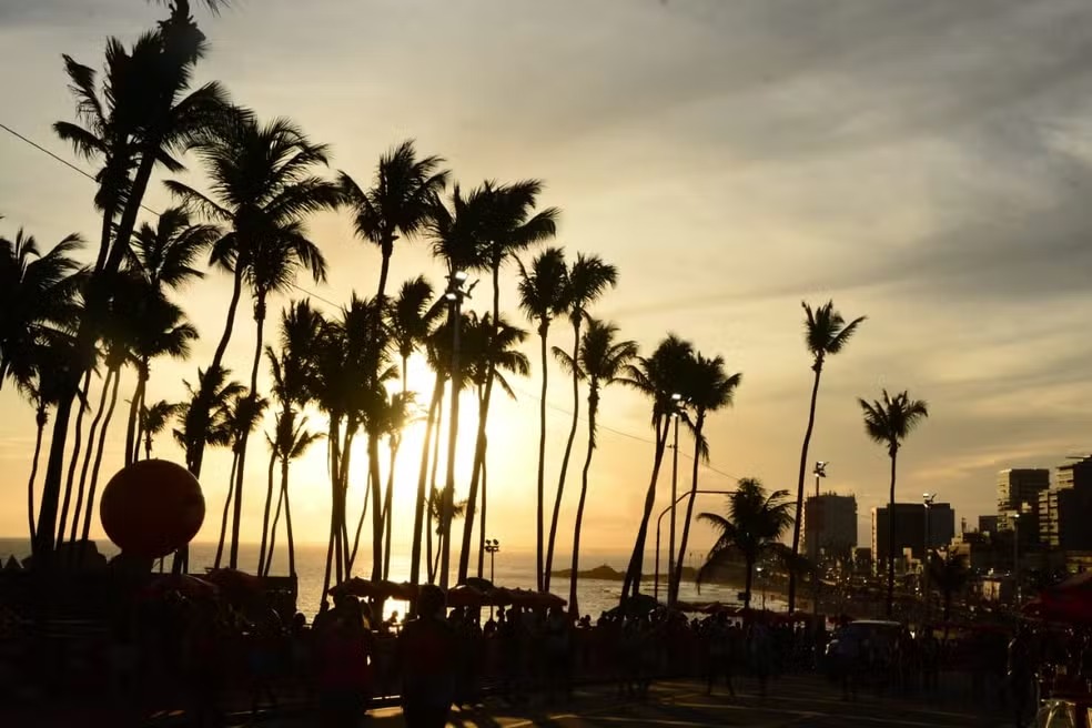 Pôr do sol na Barra, em Salvador, no 3º dia de pré-carnaval de Salvador ?- Foto: Joilson César/Ag. Picnews