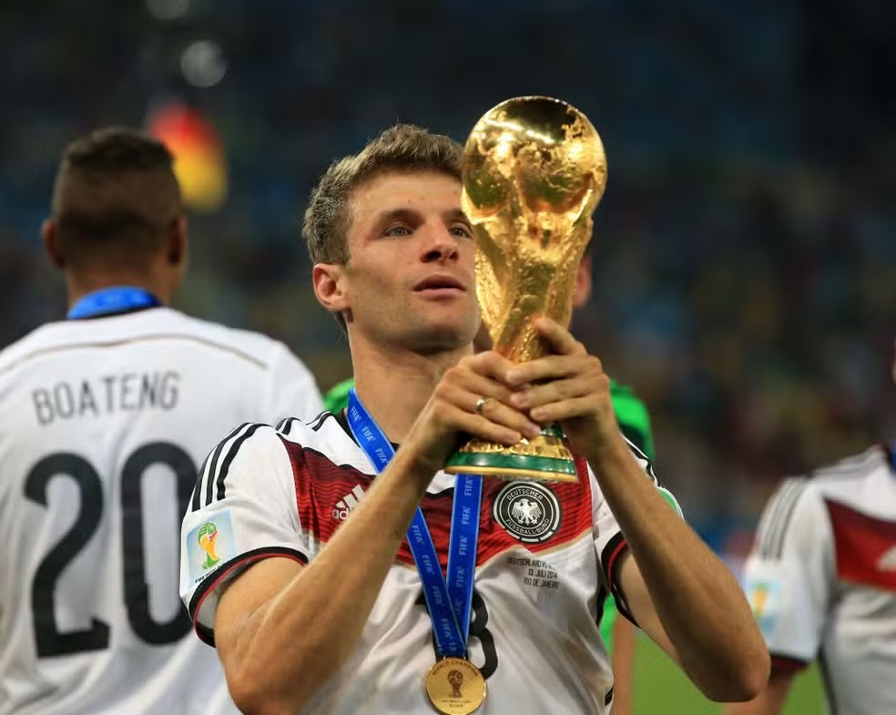 Thomas Müller com a taça da Copa do Mundo de 2014, vencida pela Alemanha ?- Foto: Nick Potts/EMPICS