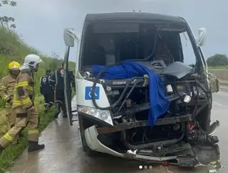  Acidente entre micro-ônibus e carreta deixa feridos na BR-101