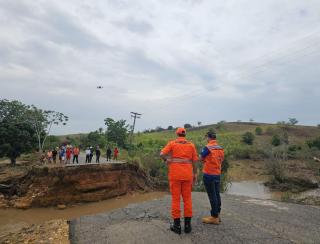 Três pessoas morrem após trecho de rodovia ceder em Capela