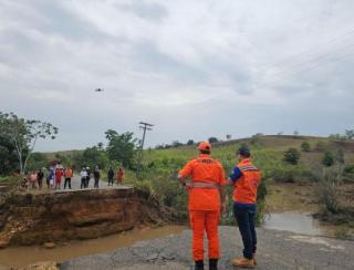 Três pessoas morrem após trecho de rodovia ceder em Capela