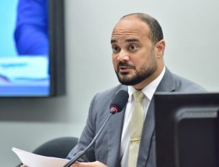 Comissão aprova projeto que prevê licença-maternidade de 180 dias para bombeira e policial