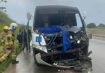Notícia » Acidente entre micro-ônibus e carreta deixa feridos na BR-101