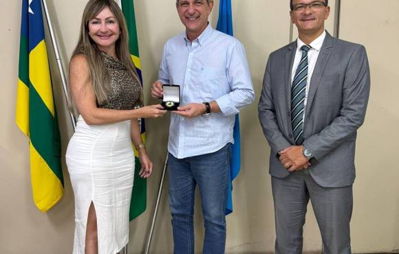 Senador Rogério recebe medalha da Polícia Federal em reconhecimento à sua atuação em prol da segurança pública em Sergipe